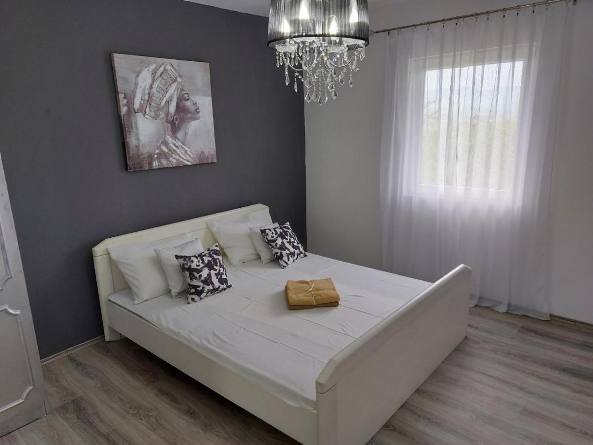 Vikendica Gaj Holiday home *